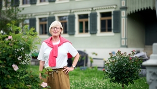 Un monumento con un futuro, Zugo: Barbara Stadlin davanti alla fattoria ristrutturata.