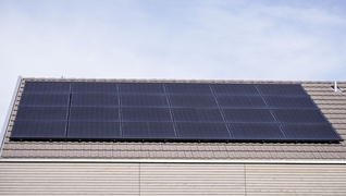 I pannelli solari sul tetto soddisfano l’intero fabbisogno di elettricità dell’edificio (Würenlingen, AG).