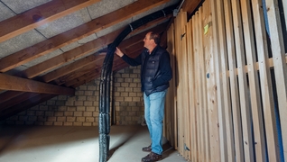 Durch die energetische Sanierung, u.a. eine bessere Dämmung von Dachstock und Gebäudehülle, hat sich der Energieverbrauch des Mehrfamilienhauses in Ostermundigen (BE) um 75% reduziert.