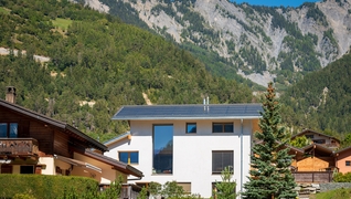 Das Mehrfamilienhaus (GEAK A/A) in Vollèges (VS) ist ein Pionierprojekt. Es ist aus natürlichen Materialien (Stroh, Holz und Ton) gebaut, die kaum Schadstoffe und graue Energie enthalten.