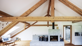 Der Dachstock der Casa Cochetta in Sagogn (GR) vereint Charme mit modernem Wohnkomfort.