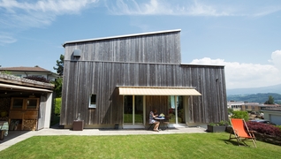 La maison individuelle située à Villars-sur-Glâne (FR) et construite en 1971 a fait l'objet d'un assainissement énergétique et a été surélevée d'un étage.