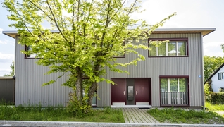 La casa unifamiliare di Zurigo (ZH) è stata trasformata in una casa plurifamiliare ad efficienza energetica.