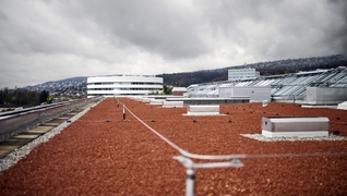 Le toit plat de la clinique Schulthess, d’une superficie de 700 m², rénové sur le plan énergétique en 2025.