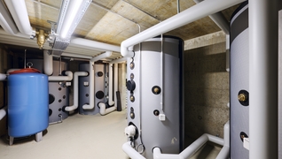 Propriété à Wangen près de Dübendorf: vue de la chaufferie avec les accumulateurs et le nouveau système de chauffage.