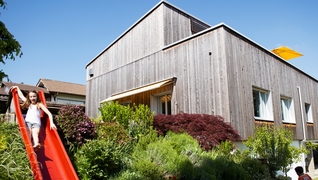 La famille Macherel a ajouté un étage d'espace habitable à sa maison individuelle située à Villars-sur-Glâne (FR), qui a fait l'objet d'un assainissement énergétique.