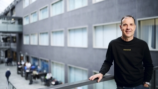 Jörg Saluz, responsable du département Environnement, Sécurité et Construction de la clinique Schulthess, dans le hall d’entrée du bâtiment principal.