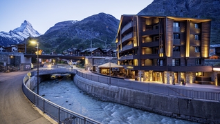 L’Hotel ZERMAMA è stato completamente risanato nel 2019. È riscaldato con pellet di legno proveniente dall’Alto Vallese.