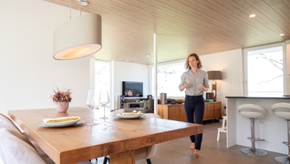 Grazie al risanamento energetico della sua casa unifamiliare degli anni Sessanta a Lyss (BE), lo stile di vita di Cindy Aebischer è più confortevole e rispettoso del clima.