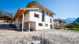 Neubau eines Mehrfamilienhauses nach GEAK A/A in Vollèges (VS) mit Wänden aus wärmedämmendem Stroh.