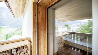 Con il risanamento energetico la vecchia casa grigionese in pietra di cava (Sagogn, GR) ha un isolamento migliore e finestre più ampie.