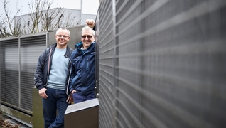 Propriété à Wangen près de Dübendorf: Philipp Albert et Andre Widmer devant la pompe à chaleur air/eau installée à l’extérieur.