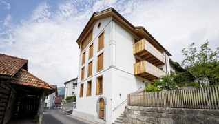 Cette ancienne maison en pierres de carrière située au cœur du village de Sagogn (GR) a fait l'objet d'un assainissement énergétique en douceur.