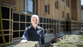 Cooperativa edilizia di San Gallo: l’architetto Georg Streule davanti alla cooperativa edilizia ristrutturata.