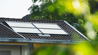 I pannelli solari forniscono energia termica supplementare per il riscaldamento e l’acqua calda (Ostermundigen, BE).